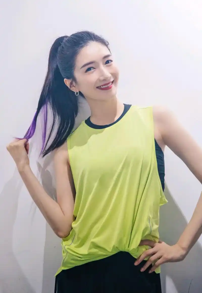 原创江疏影扎紫发高马尾好青春,身穿绿色无袖背心打拳击,又美又飒