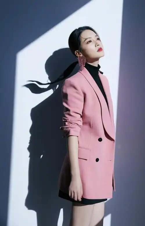 李沁粉色西装可爱时尚,变身气质女神,肖战一身休闲装,帅气有型
