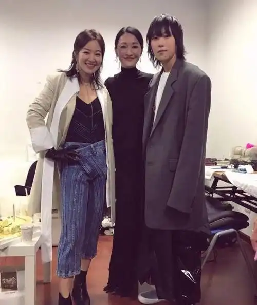 周迅窦靖童同框做公益,相差23岁,看起来却像姐妹