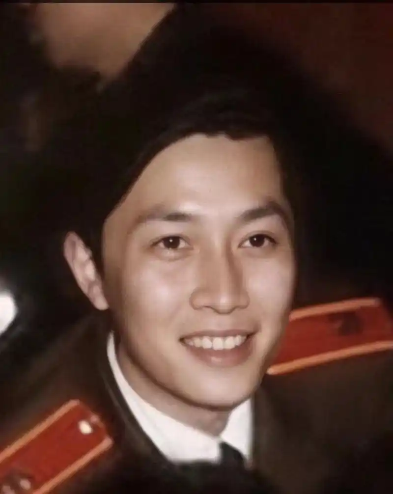 79年的时候唐国强和陈冲一起拍电影《小花》,当时正赶上唐国强过生日