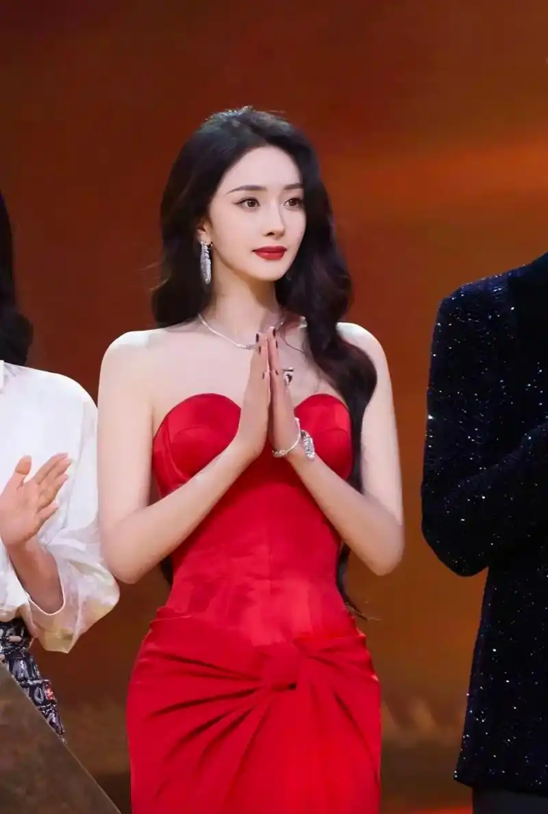 杨幂在微博之夜的抹胸红裙晚礼服造型优雅美丽#娱乐大赏# #明星的那些