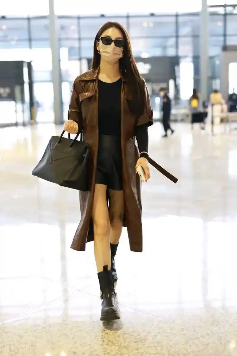 张雨绮亮相上海机场,她这次搭配的很有时尚魅力,看上去又美又飒,气质