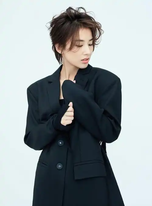34岁的黄圣依剪短发穿西装,女人帅起来真没男人什么事