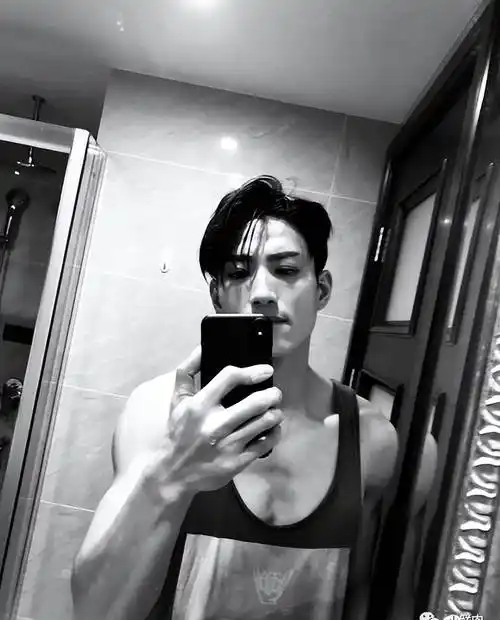 张峻宁的自律写满了腹肌,完全没有年龄感,请按照这个标准来滚动_闫伟