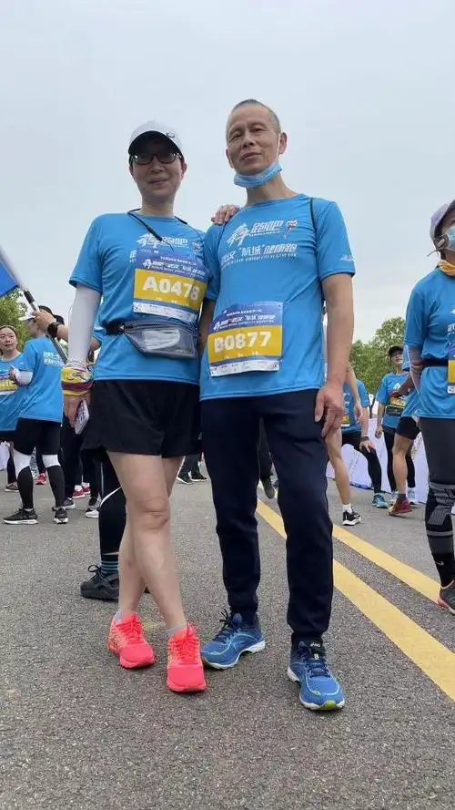 2023年武汉马拉松,这对热爱运动的夫妇携手共同奔跑,或将成为今年汉