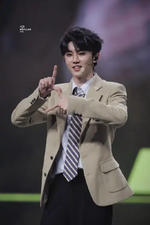 四周年演唱会##马嘉祺爱心露背拖尾礼服##时代少年团今天换妆造了