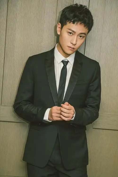 秦俊杰利落短发亮相时尚活动黑色西装定格复古质感