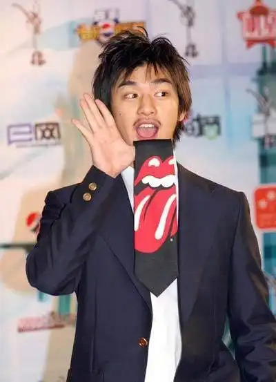 上次和玉玉打电话 她说上次大灌篮首映的时候陈柏霖出来 看到真人 真