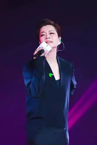 57岁毛阿敏越老越惊艳穿西装裙染蓝色指甲唱歌身段苗条太出挑