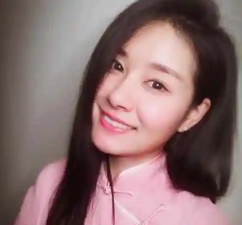 艾伦的老婆朱微玮也是开心麻花的签约演员,虽然鲜少在大荧幕上饰演