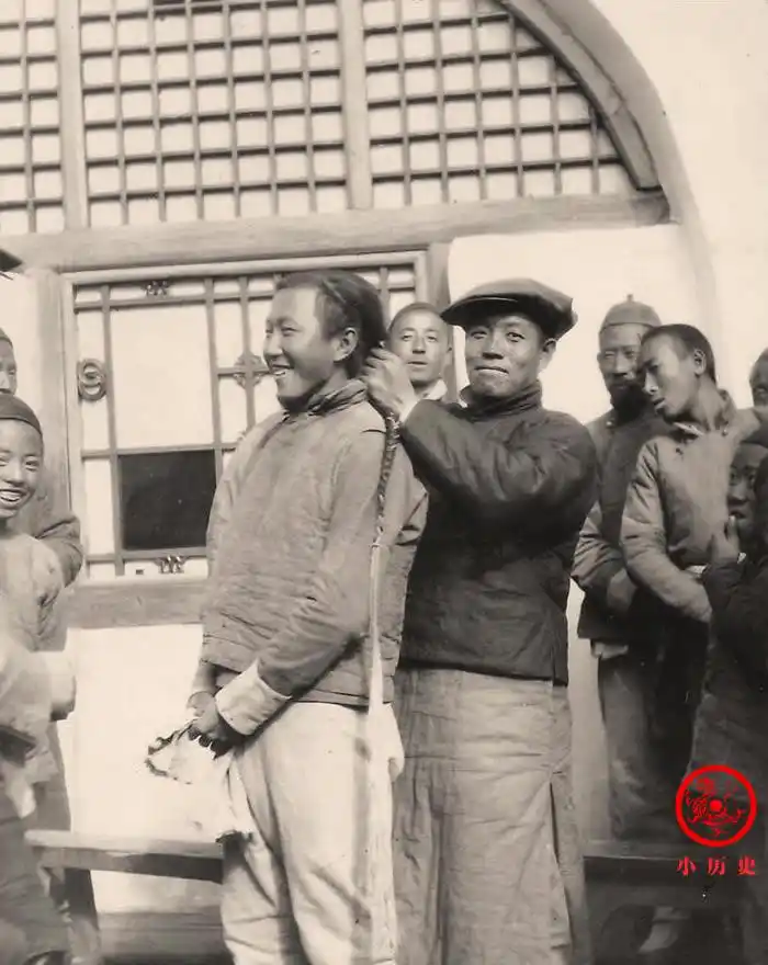 清末民初老照片:男青年剪辫子笑容满面,饥民排队领取救济粮