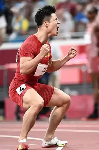 换个角度再来围观下,苏炳添的大腿肌肉结实有力,臀部线条也非常饱满