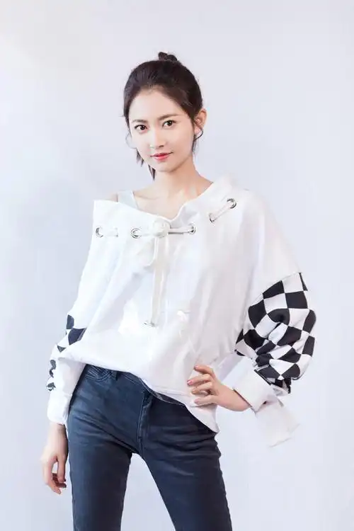 女演员陈钰琪清爽甜美活动写真