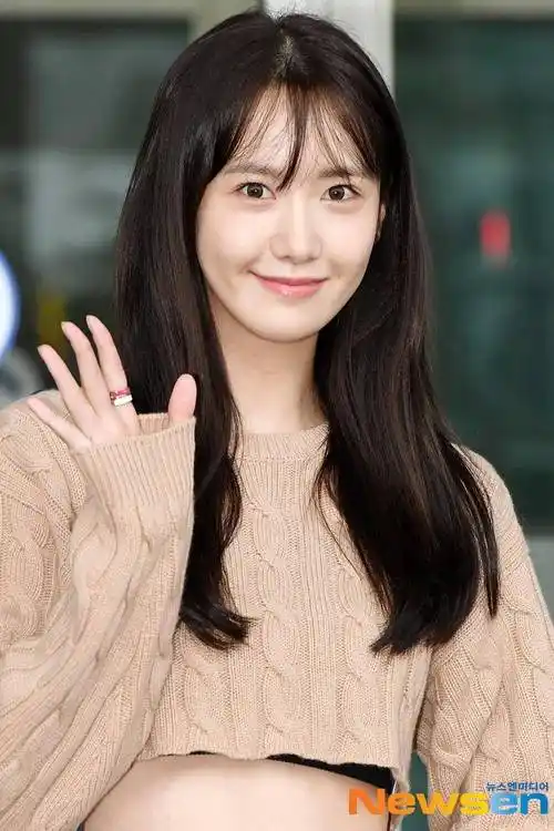 林允儿新发型亮相 齐刘海秒变高中生甜妹_miumiu_king_land