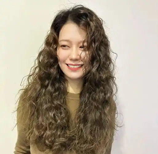 发型不论怎么整,最美还是全头烫,蓬松时尚显气质_女性_脸型_和发