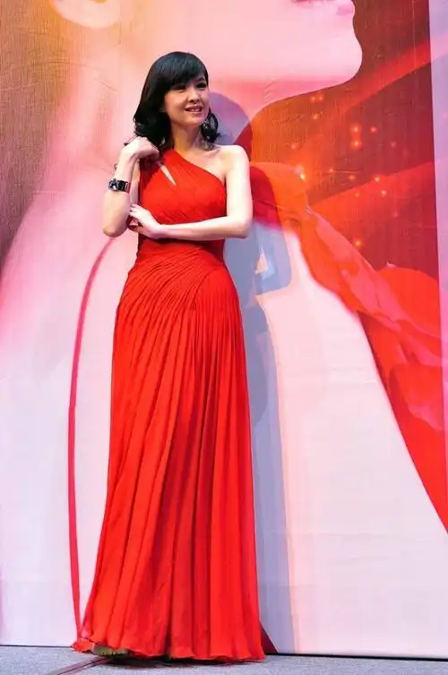 周慧敏还是老了穿着端庄优雅的缎面长裙老态尽显在脸上