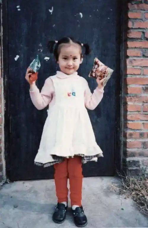 郑爽罕见童年老照片,从小就那么美,一直美到大__财经头条