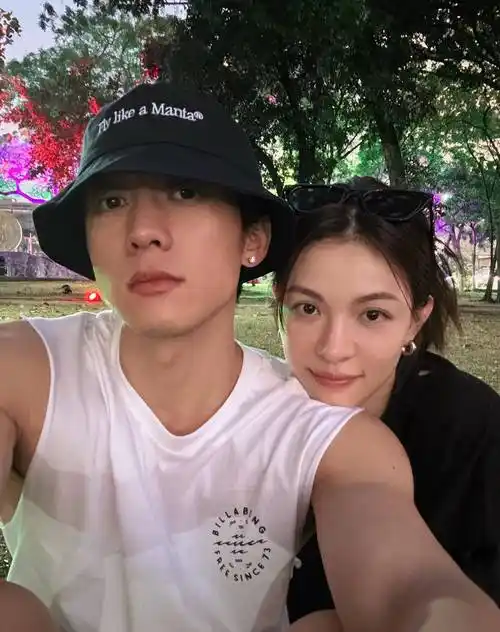 钟楚曦侯雯元疯狂秀恩爱,网友辣评:内娱体脂率最低的一对情侣