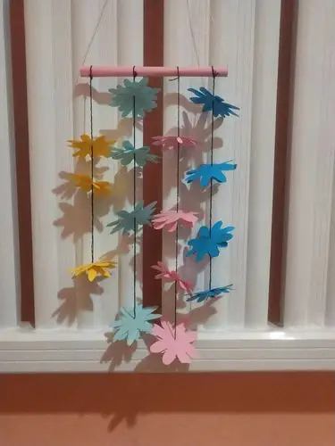 我通过《纸风铃》微课视频和教材内容,带领一年级同学进行风铃手工