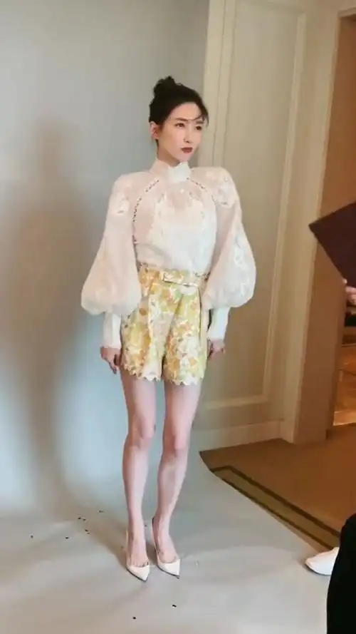 江疏影跳舞你们见过吗?看到她踩高跟鞋秀舞技,网友怒赞:太美了!