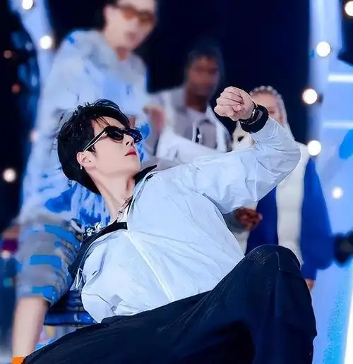 14岁的王一博给韩庚伴舞,长相气质和如今不同,整没整一眼便知