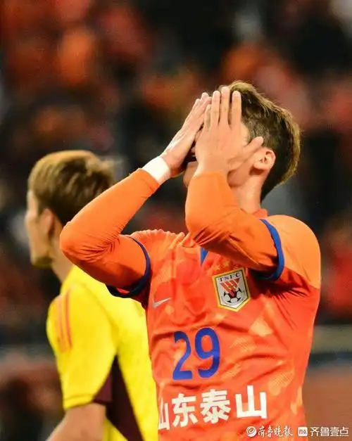 亚冠山东泰山队迎战横滨水手队,陈蒲丢失绝佳单刀球机会|鲁能|足球