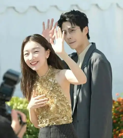 恋爱"八卦"才多久,周冬雨变化不大,刘昊然变化大到像"换人"