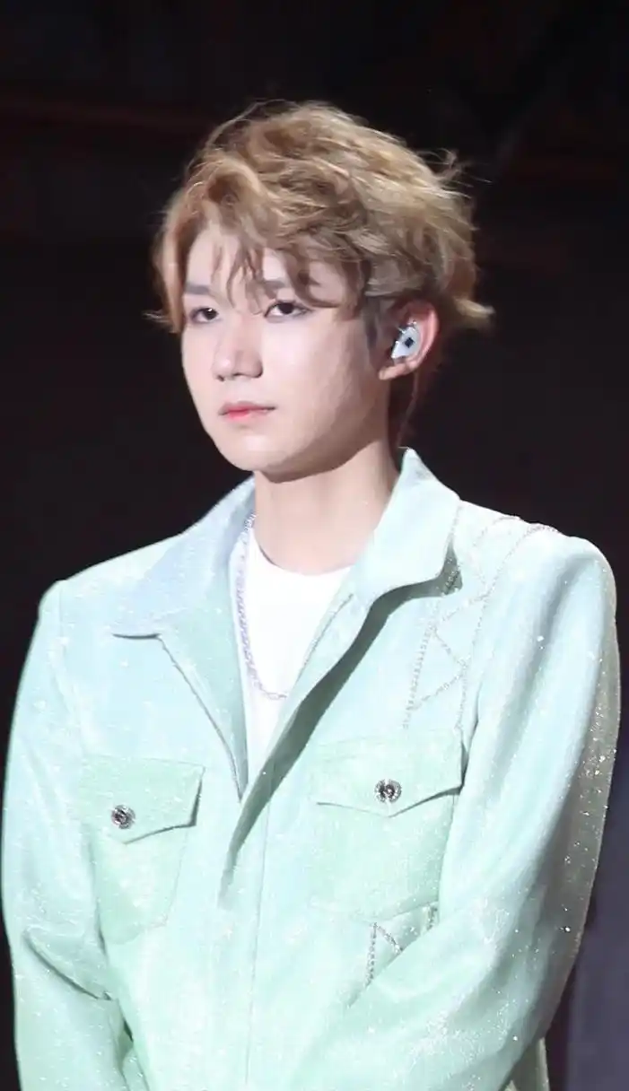 王俊凯王源易烊千玺三人生图,王源皮肤状态不好,作为男明星好好管理一