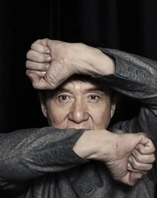 成龙庆67岁生日,近照脸部松垮,生日当天仍顶病工作_电影_成家班_照片