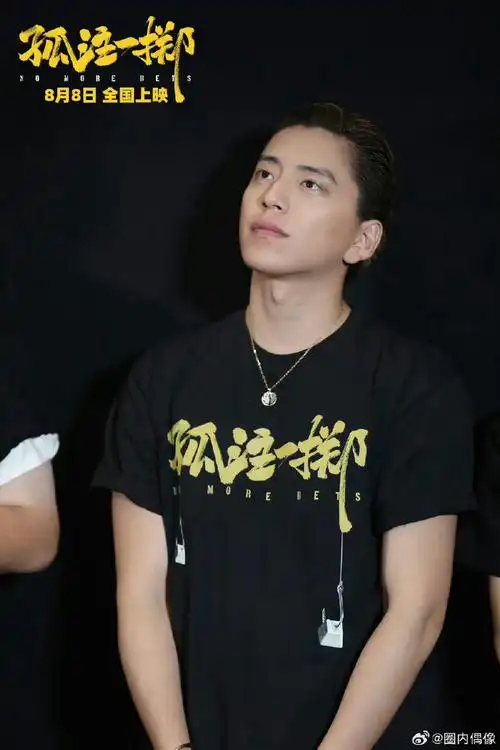 金晨和王大陆[旺柴]各发微博,只能怪王子异人缘太好,一起走进影院支持