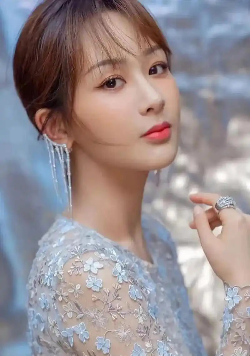 杨紫的影视资源掌控权一直在她爸爸手中,而新的经纪人只负责处理时尚