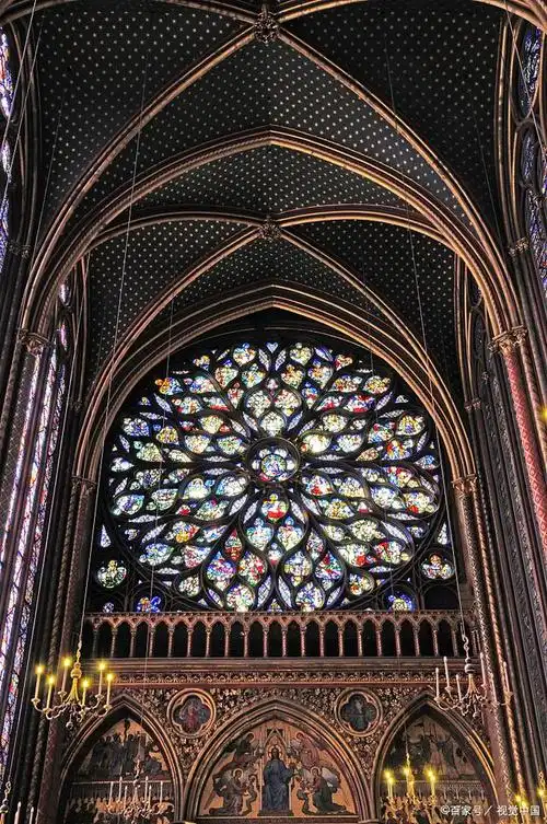 巴黎圣母院的玫瑰玻璃窗