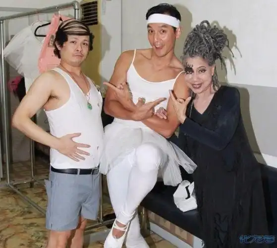 吴彦祖mv反串穿芭蕾裙扮"肌肉版"小天鹅,表情动作都很到位,超搞笑