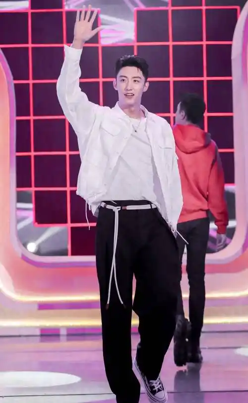 型男黄景瑜男友力max,宋总颜值高身材棒,衣品也决不含糊