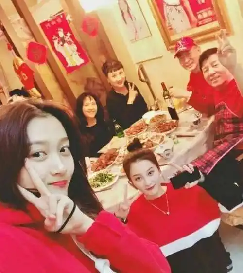 本以为关晓彤够漂亮了,看到她的闺蜜后,网友:确定不是亲姐?