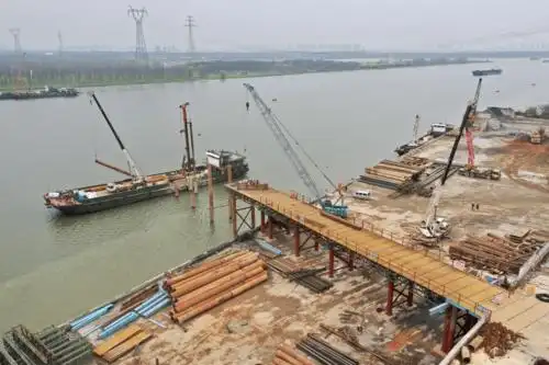 长沙香炉洲大桥建设顺利,施工钢栈桥已逐步成型