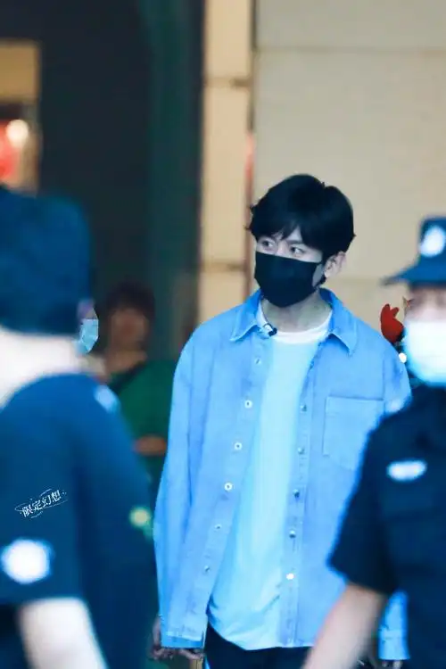 这浓密腿毛"女团腿"谁见谁迷糊  是少年感满满的淇淇子呀    #成毅