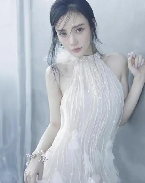 李小璐还是那么厉害!穿蓝丝绒西装裙亮相,依然美出了新高度