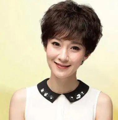 中老年蘑菇头发型图片总是会有所不同 蘑菇头露耳朵短发发型气质也