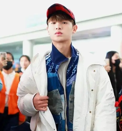 黄明昊justin素颜现身机场 头戴小红帽一脸呆萌