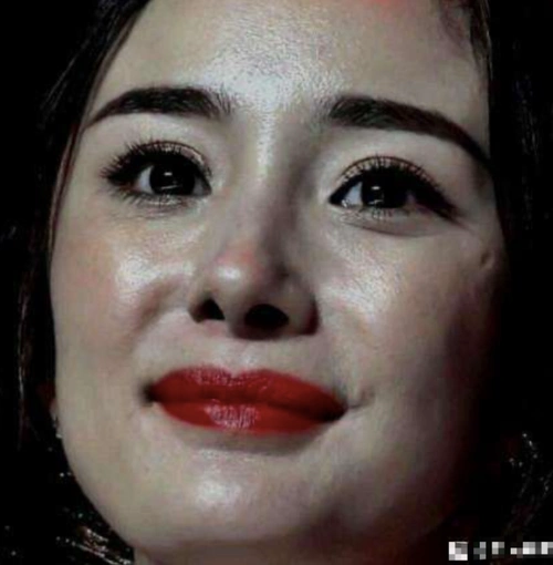 杨幂老太多了生图曝光没有美颜滤镜下的她皮肤差到难以想象