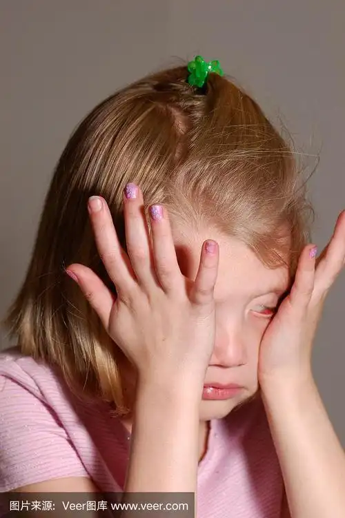 哭着揉眼睛的小女孩