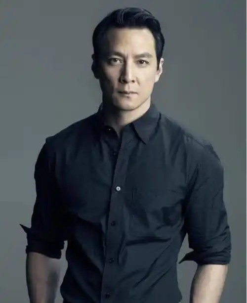 46岁男神吴彦祖全家罕露面,短袖穿到泛黄,妻子皮肤比娃都白_视频_一家