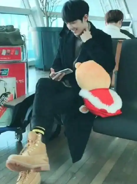 肖战手机铃声曝光,赶忙伸进裤兜里关铃声,网友:早已经下载好了