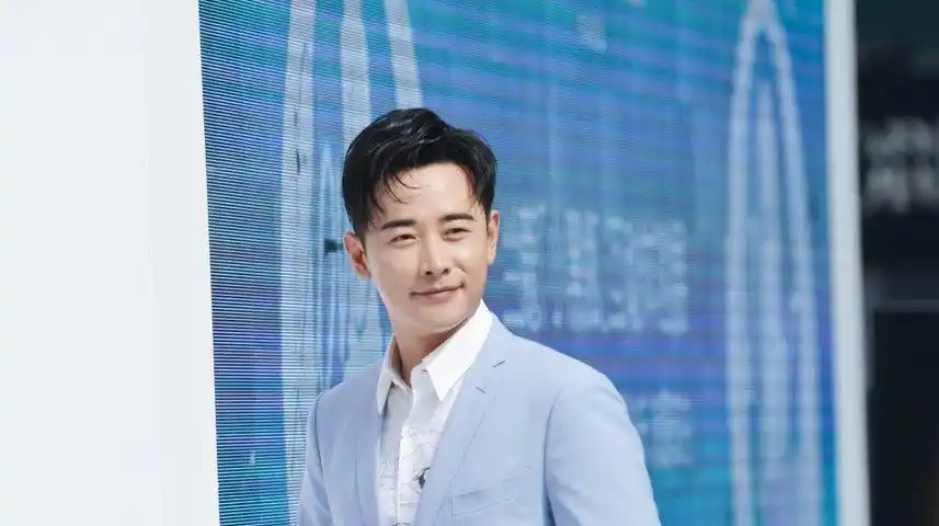 组图: 罗晋帅气登台 迷人微笑虏获少女心