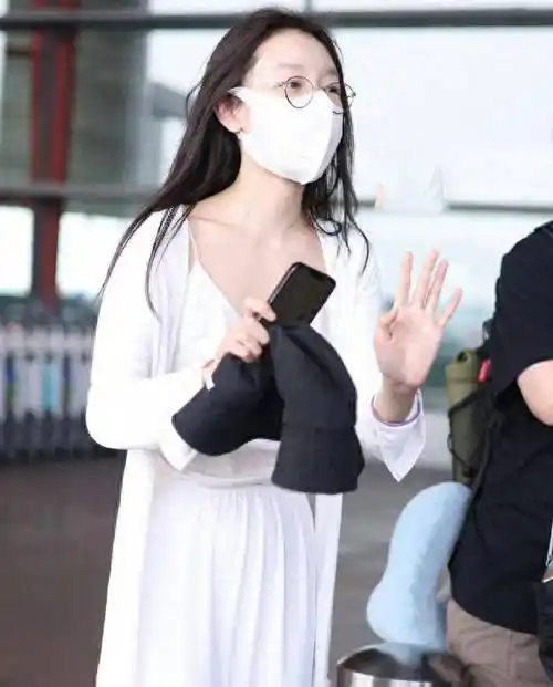 马思纯出席线下活动引发争议,大腿粗,肚子鼓鼓的,疑似怀孕了_周冬雨