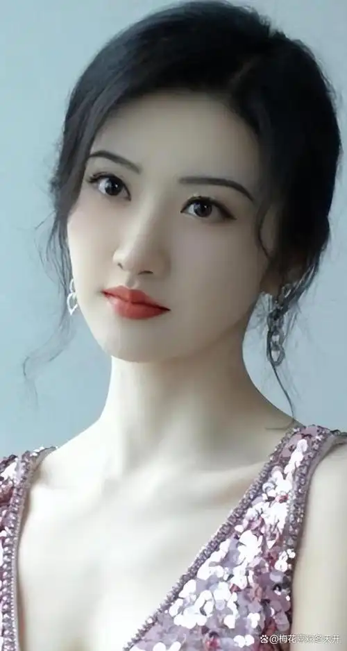 女星景甜分享粉色珠片低胸长裙写真,经历风波,依然甜美