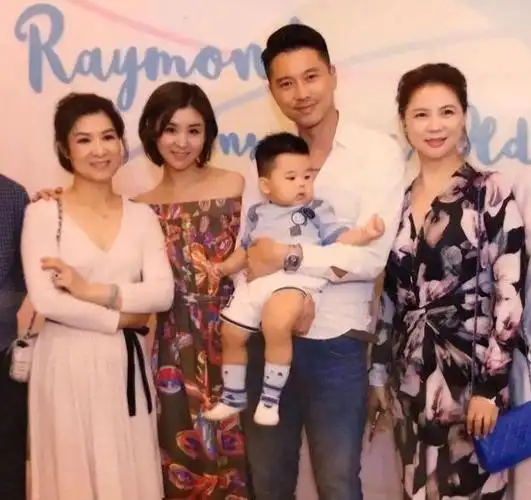 王雷李小萌带爸妈旅游婆婆气质出众比儿媳漂亮一家人都高颜值