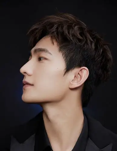 杨洋怼脸拍近照,颜值抗打. 杨洋素颜