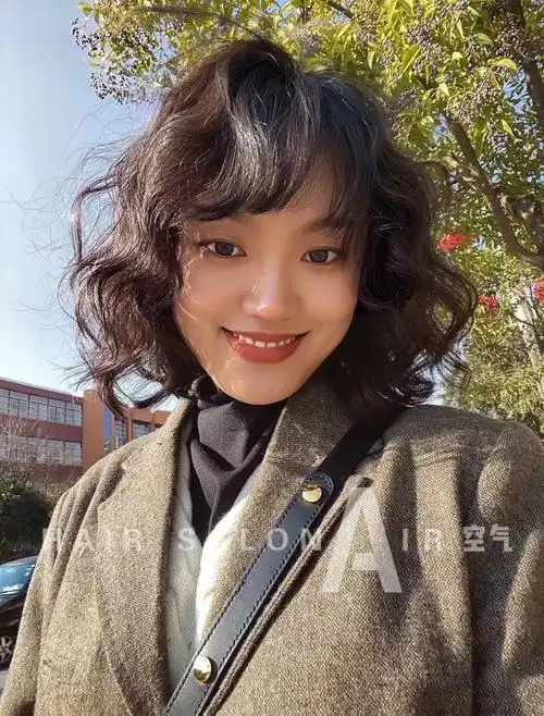 超显发量的短发烫发